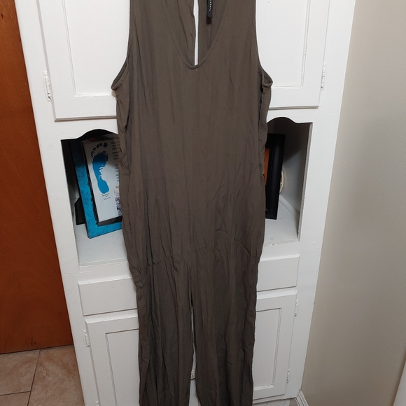 Olive green pants romper - Picture 4 of 5